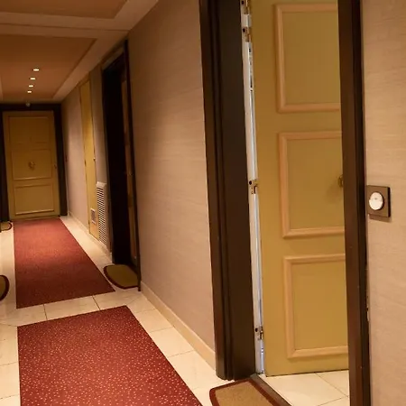 Le Palais - Avec Balcon Dans Le Carre D'or *
